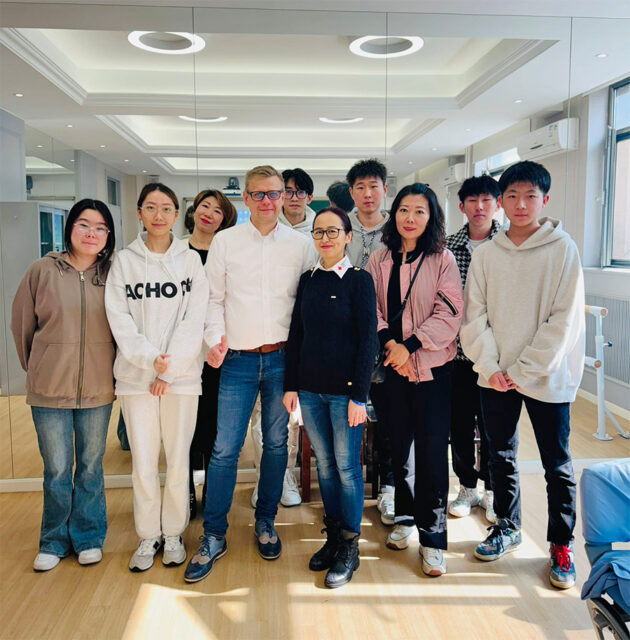 Gruppenfoto mit Kreisgeschäftsführer des BRK-Kreisverbandes Bayreuth, Markus Ruckdeschel, und die Beauftragte des BRK-Kreisverbandes Bayreuth für internationale Recruiting-Maßnahmen, Chen Chen, zu Besuch bei Beijing Health Vocational College