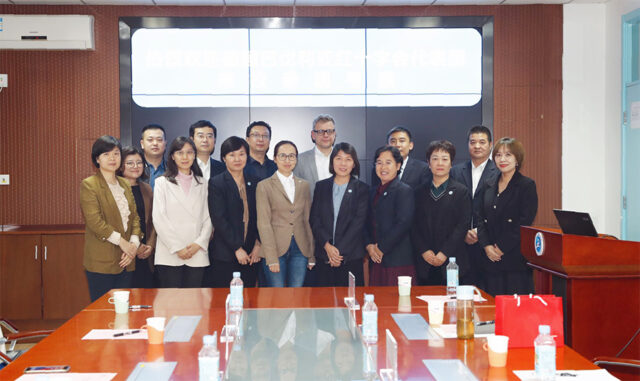 Gruppenfoto mit Kreisgeschäftsführer des BRK-Kreisverbandes Bayreuth, Markus Ruckdeschel, und die Beauftragte des BRK-Kreisverbandes Bayreuth für internationale Recruiting-Maßnahmen, Chen Chen, zu Besuch bei Beijing Health Vocational College