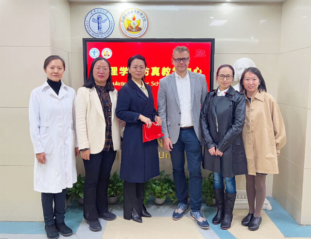 Gruppenfoto mit Kreisgeschäftsführer des BRK-Kreisverbandes Bayreuth, Markus Ruckdeschel, und die Beauftragte des BRK-Kreisverbandes Bayreuth für internationale Recruiting-Maßnahmen, Chen Chen, zu Besuch bei der Capital Medical University in Peking