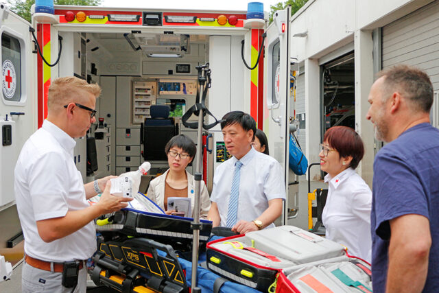 Delegeation des Gansu Medical College besucht die Hauptwache des BRK-Rettugnsdienstes in Bayreuth. Das Bild zeigt die Besichtigung eines Rettungswagen.