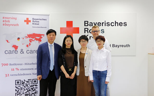 Delegation des Gansu Medical Colleges, bestehend aus dem Vizerektor Yumin Zhao, Zhaoyan Duan (Vertreterin des Pflegeinstituts, Abteilung Bildung) und Litong Chen (Mitarbeiterin der Abteilung für internationalen Austausch und Zusammenarbeit), wurde von Markus Ruckdeschel, Geschäftsführer des BRK-Kreisverbandes Bayreuth, und Chen Chen, Inhaberin der Stabsstelle für internationales Recruiting, herzlich empfangen.