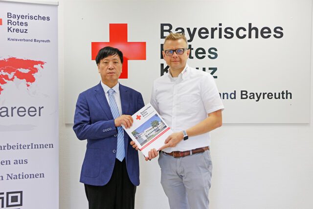 Vizerektor des Gansu Medical Colleges Yumin Zhao und Markus Ruckdeschel, Geschäftsführer des BRK-Kreisverbandes Bayreuth, bei der Unterzeichung der Absichtserklrüung zur Zusammenarbeit.