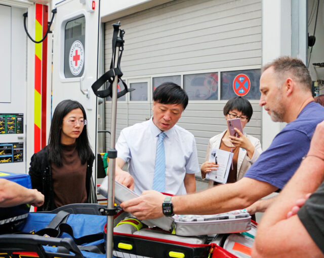 Delegeation des Gansu Medical College besucht die Hauptwache des BRK-Rettugnsdienstes in Bayreuth.